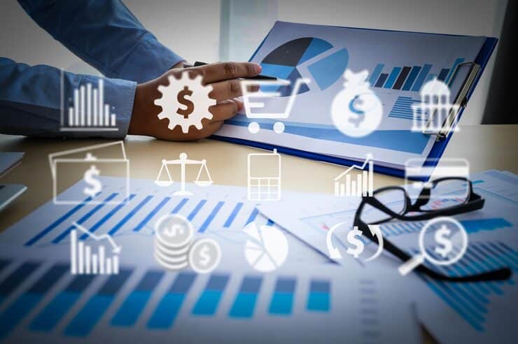 man using laptop table 1048944 26346370